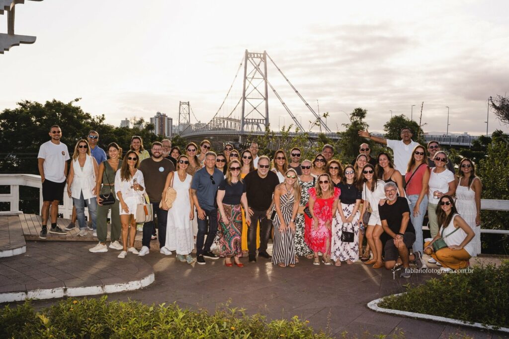 Participantes do evento Luxperts Summit, em passeio turístico na ponte Hercílio Luz